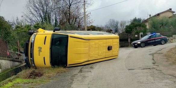 Scuolabus con 7 bambini a bordo si ribalta, paura ma nessun ferito