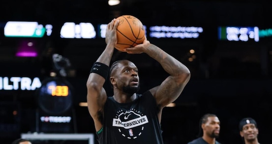 Nba, Minnesota sorprende Cleveland. Pacers corsari a Charlotte, festa Jazz