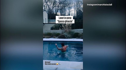 Incredibile Marchisio, immerso nell'acqua gelata a spaccare il ghiaccio