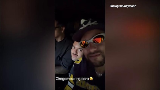 Neymar in auto con la sua crew