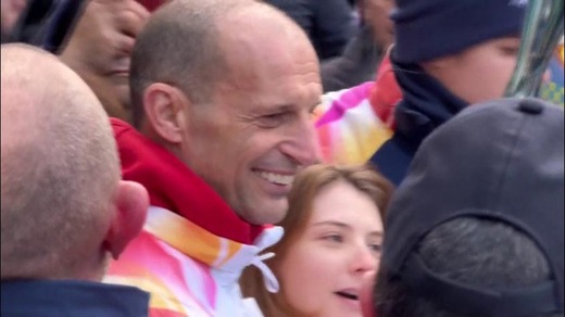 Milano-Cortina, Allegri porta la torcia olimpica