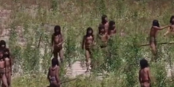 Scoperta una tribù mai vista prima: il contatto potrebbe essere mortale