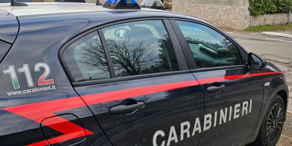 Incredibile a Frosinone: tifoso entra in campo e prende a pugni il portiere