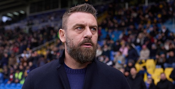 De Rossi e il siparietto in diretta a Sky: dice Parma invece di Genoa, il lapsus fa ridere tutti. E sugli arbitri...