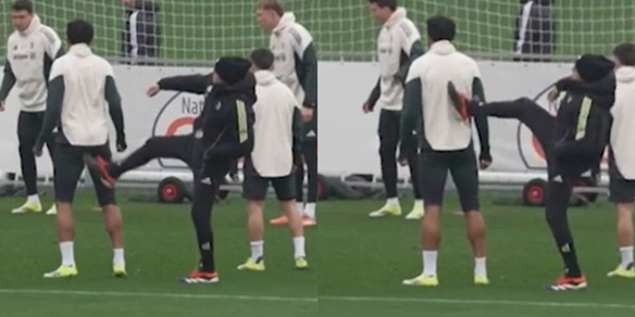 Spalletti rifila un calcio a Kelly durante la rifinitura: il video è virale sui social