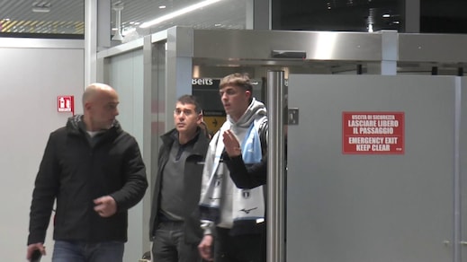 Lazio, sciarpa al collo e grande entusiasmo: Daniel Maldini sbarca a Fiumicino
