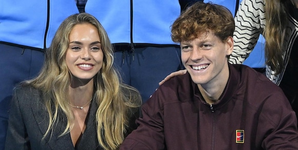 Sinner in Australia senza la sua fidanzata Laila: l'assenza in tribuna e quei commenti ironici ai look di Jannik