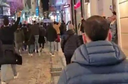 Roma, il corteo insieme ai tifosi del Panathinaikos verso lo stadio