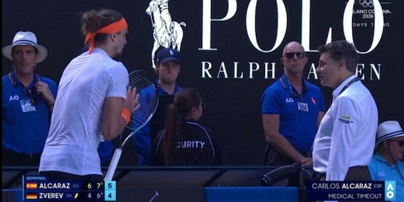 Furia Zverev per il medical timeout ad Alcaraz: attacca l'arbitro e anche Sinner, la frase assurda