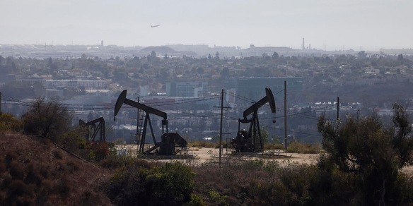 Il petrolio in calo, Brent torna sotto 70 dollari al barile