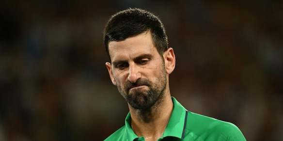 Sinner conquista il set point: Djokovic nervoso, se la prende con uno spettatore