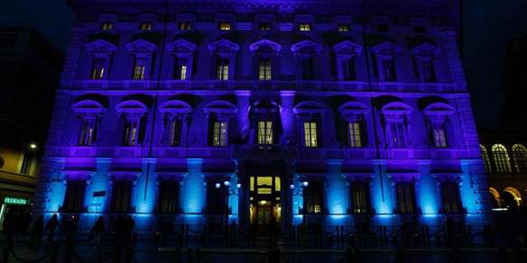 La facciata del Senato si illumina di blu per le vittime civili delle guerre