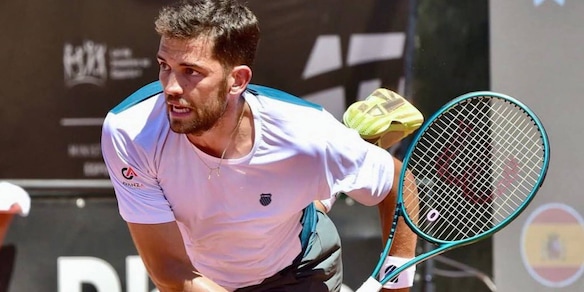 Shock in Argentina: tennista minacciato e scortato in campo. Il match si gioca a porte chiuse