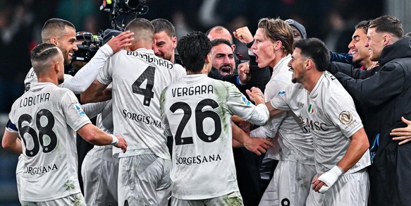 Napoli, vittoria folle a Marassi in dieci: con il Genoa decide Hojlund su rigore al 95'