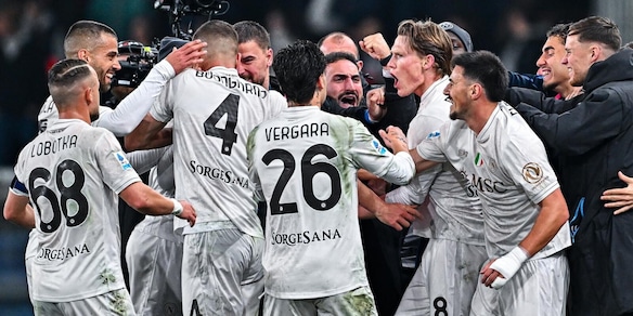 Napoli, vittoria folle a Marassi in dieci: con il Genoa decide Hojlund su rigore al 95'