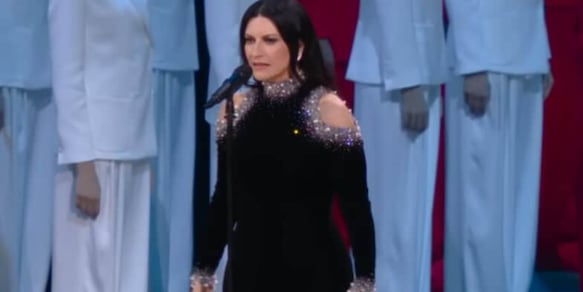 Laura Pausini e l'Inno di Mameli, il gesto di Vasco Rossi e Celine Dion zittisce tutti