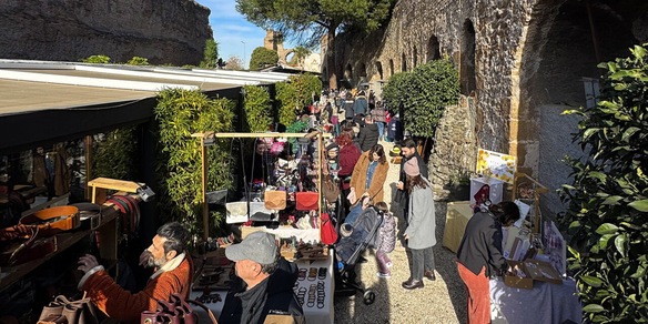 Tra concerti, artisti di strada, talk, artigianato e vintage, l’Hippie Market celebra San Valentino e il Carnevale