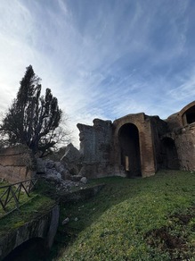 Cede una porzione di muratura a Villa Adriana