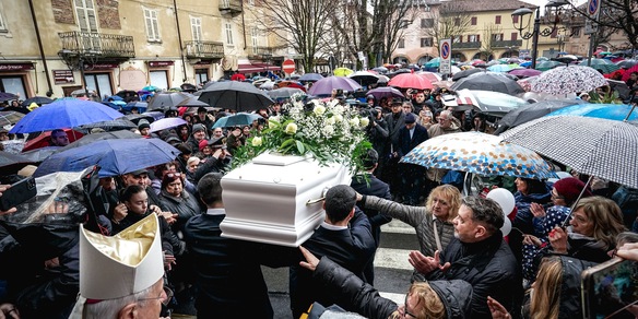 I funerali di Zoe a Nizza Monferrato, canzoni e palloncini bianchi