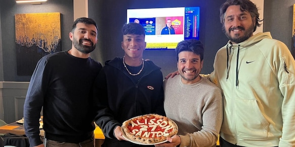 Alisson, la mamma e il fratello in lacrime dopo il gol alla Roma. Poi spunta una pizza speciale