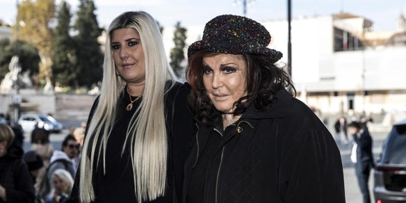 Giada De Blanck riporta a casa l’urna di Patrizia: "Sempre con me"