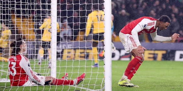 Arsenal rimontato a Wolverhampton: autogol di Calafiori al 94' e pari beffa per la capolista