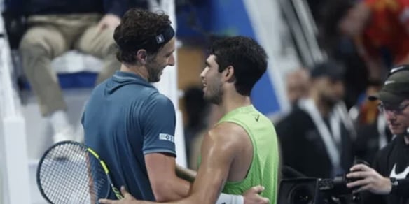 Rinderknech non ci crede, la divertente frase a rete detta ad Alcaraz dopo la sconfitta: "Carlos, una volta ce la fai a..."