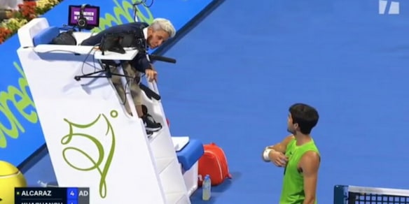 Alcaraz ci ricasca, altra polemica con l'arbitro: "Dimmi perché non posso. È una m..."