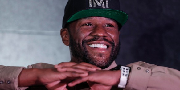 Boxe: Floyd Mayweather annuncia il suo ritorno da professionista