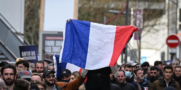 Saluti nazisti, frasi razziste e omofobe alla marcia per Quentin a Lione