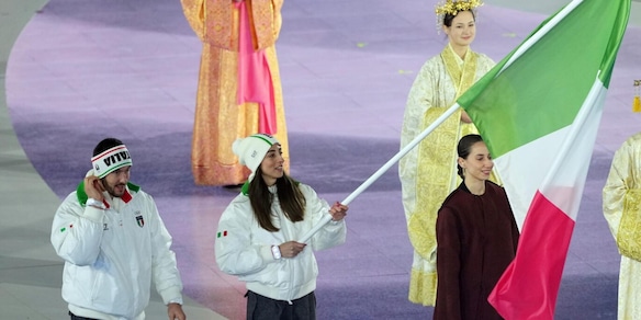 Emozione Lisa Vittozzi e Davide Ghiotto, i portabandiera sfilano durante la cerimonia di chiusura delle Olimpiadi