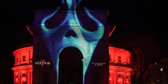 Scream 7 conquista Roma: Ghostface illumina l’Acquario Romano in un evento immersivo