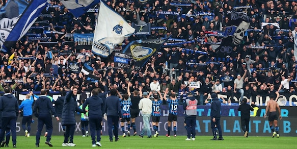 Lancia in campo un bicchiere di birra durante Atalanta-Napoli, la decisione sul tifoso di Bergamo