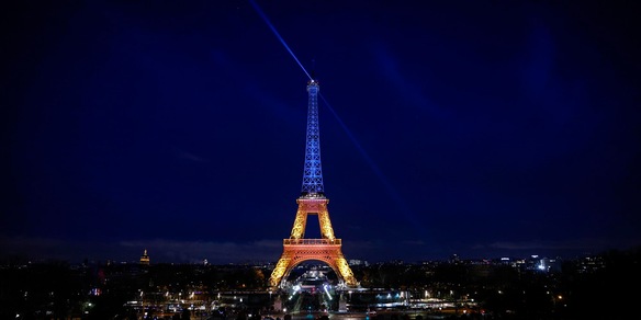 La Tour Eiffel si illuminerà questa sera con i colori dell'Ucraina