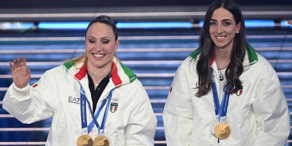 Francesca Lollobrigida e Lisa Vittozzi a Sanremo con le medaglie delle Olimpiadi Milano-Cortina