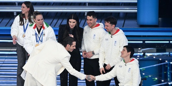 A Sanremo Francesca Lollobrigida e Lisa Vittozzi si commuovono. Poi però con Achille Lauro...