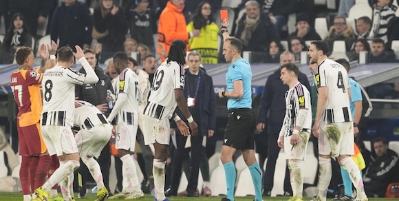 Furia tifosi Juve sull’arbitro killer di Champions: "Il rosso a Kelly è scandaloso, il fallimento del calcio"