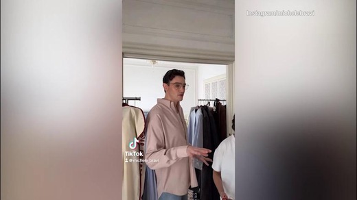 Sanremo 2026, Michele Bravi distribuisce le magliette allo staff