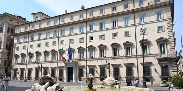 L.elettorale, obbligo indicare il nome del premier con il programma