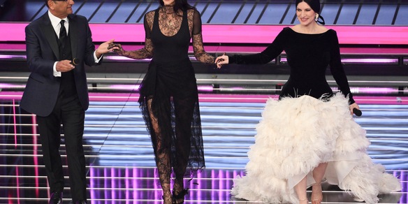 Irina Shayk applaudita a Sanremo, 'Carlo sono qui per te'