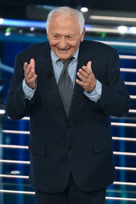 A Mogol il premio alla carriera, standing ovation all'Ariston