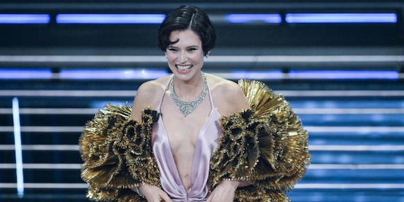 Bianca Balti radiosa, bellissima e...sexy a Sanremo: l'abito incanta l'Ariston