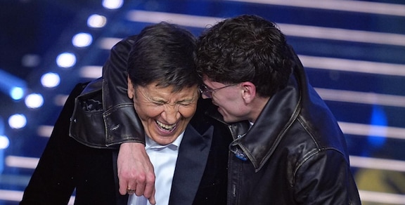 Gianni Morandi a sorpresa col figlio Pietro: sale sul palco e si commuove, lui reagisce così