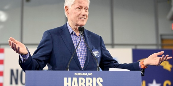 'Bill Clinton, Trump mi parlò della sua rottura con Epstein nel 2000'