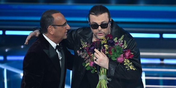 Gianluca Grignani e la frecciata a Laura Pausini in diretta: "C'è il suo numero qui?"