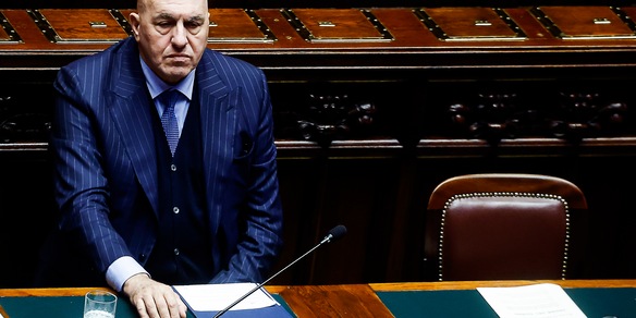 Crosetto si sposta da Dubai a Mascate, volerà in Italia dall'Oman