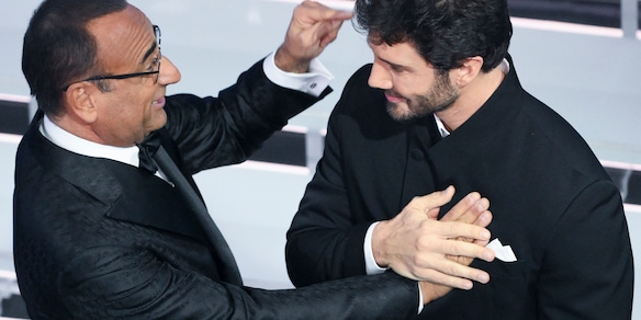 De Martino pubblica la foto dell'investitura, ci vediamo a Sanremo 2027