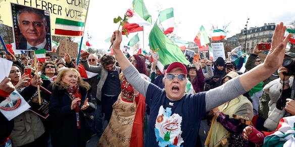 Migliaia in corteo a Parigi contro il regime di Teheran
