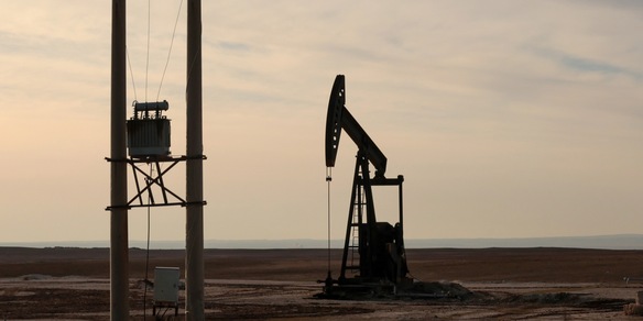 ++ Petrolio vola dopo attacco in Iran, Brent +8,28% a 78,80 dollari ++