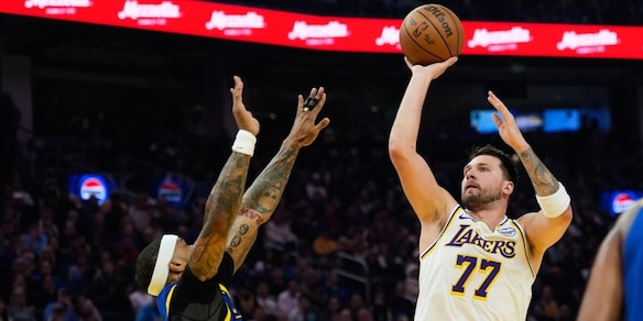 Nba, i Knicks interrompono la striscia degli Spurs. Doncic e LeBron trascinano i Lakers